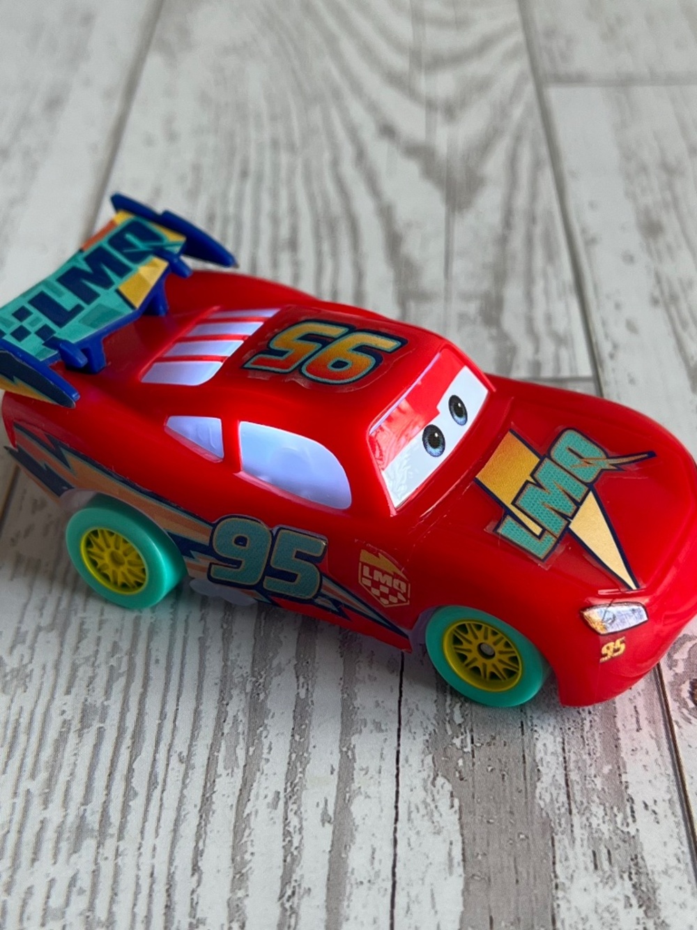 Disney Pixar Cars Lightning Mcqueen Glow Racers 2026 1:55 scale